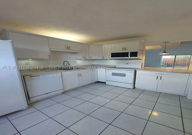 Listing Photo 5 - Condo for sale in building located at 7332 Sw 25Th Ct, Davie, FL 33317 - Unit #12