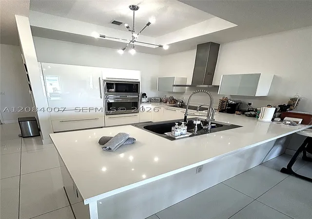 Listing Photo 5 - Condo for sale in building located at 250 NE Sunny Isles Blvd, Sunny Isles Beach, FL 33160 - Unit #TH-407