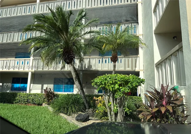Listing Photo 2 - Condo for sale in building located at 2402 Antigua Cir, Coconut Creek, FL 33066 - Unit #G1