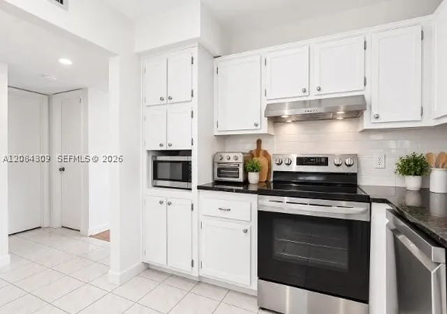 Photo 4 of Condo for sale at 182 Lakeview Dr #204, Weston, FL 33326 | MLS# A12084309 | Listing updated on 2026-09-09