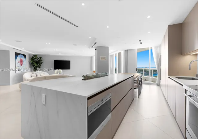 Photo 4 of Condo for sale at 21050 Point Pl #902, Aventura, FL 33180 | MLS# A12084246 | Listing updated on 2026-09-06