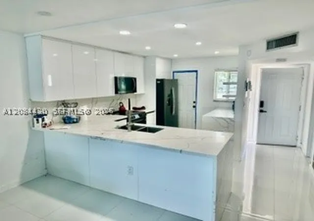Listing Photo 5 - Condo for sale in building located at 18901 Ne 14Th Ave, Miami, FL 33179 - Unit #104