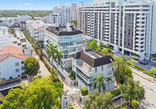 Listing Photo 4 - Condo for sale in building located at 2600 Segovia St, Coral Gables, FL 33134 - Unit #703