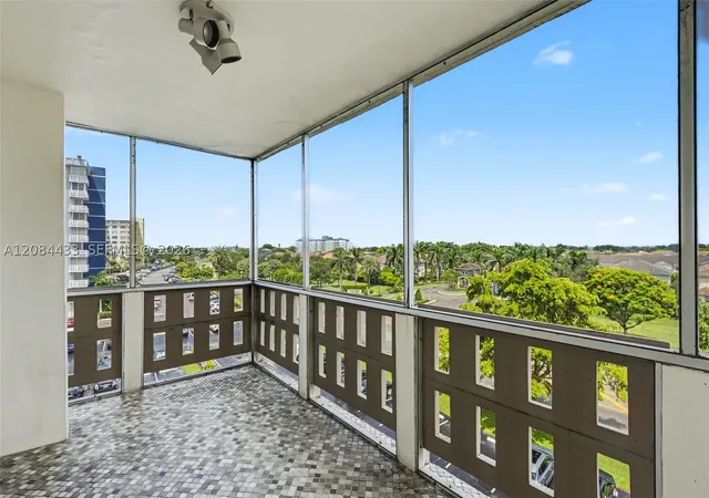 Listing Photo 3 - Condo for sale in building located at 4330 Hillcrest Dr, Hollywood, FL 33021 - Unit #520
