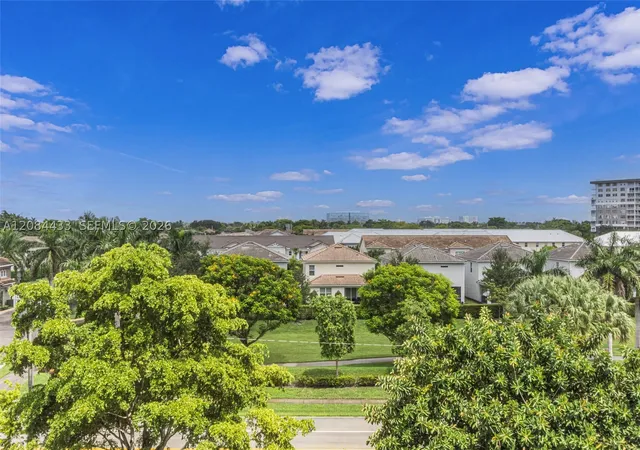 Listing Photo 5 - Condo for sale in building located at 4330 Hillcrest Dr, Hollywood, FL 33021 - Unit #520