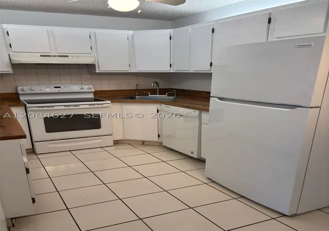 Listing Photo 5 - Condo for sale in building located at 718 Sunny Pine Wy, Greenacres, FL 33415 - Unit #H2