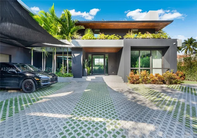 Photo 4 of Single family home for sale at 131 Cape Florida Dr, Key Biscayne, FL 33149 | MLS# A12082460 | Listing updated on 2026-09-14