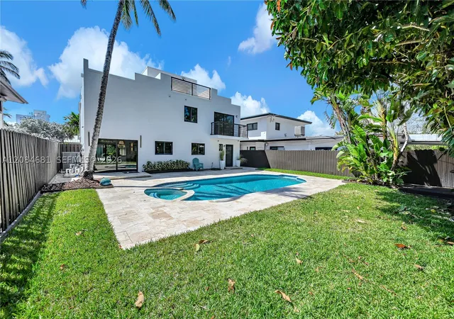 Photo 3 of Single family home for sale at 3305 Ne 15th Street, Fort Lauderdale, FL 33304 | MLS# A12084681 | Listing updated on 2026-09-07