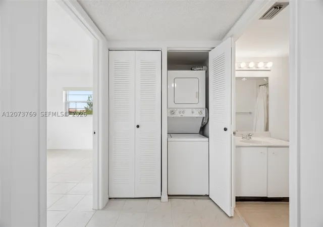 Listing Photo 4 - Condo for sale in building located at 12501 Sw 14Th St, Pembroke Pines, FL 33027 - Unit #401R