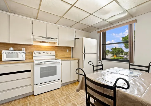Listing Photo 4 - Condo for sale in building located at 9905 NW 9th St Cir, Miami, FL 33172 - Unit #12-21