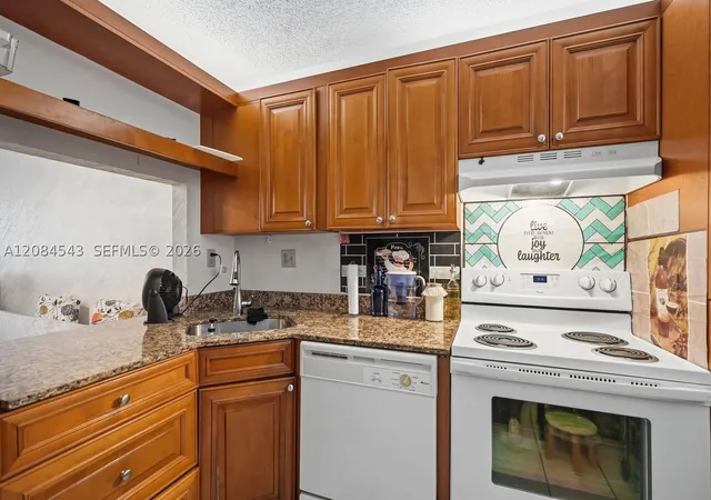 Listing Photo 4 - Condo for sale in building located at 7400 Nw 17Th St, Plantation, FL 33313 - Unit #107