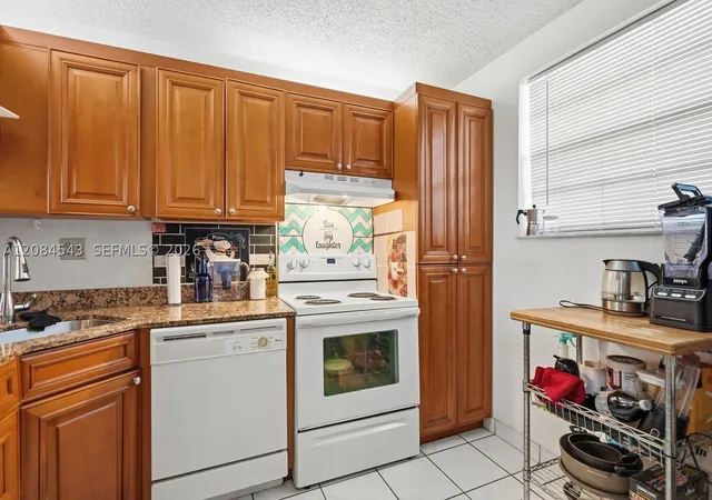 Listing Photo 5 - Condo for sale in building located at 7400 Nw 17Th St, Plantation, FL 33313 - Unit #107