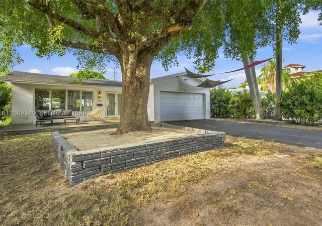 Photo 3 of Single family home for sale at 1103 Washington St, Hollywood, FL 33019 | MLS# A12082149 | Listing updated on 2026-09-14
