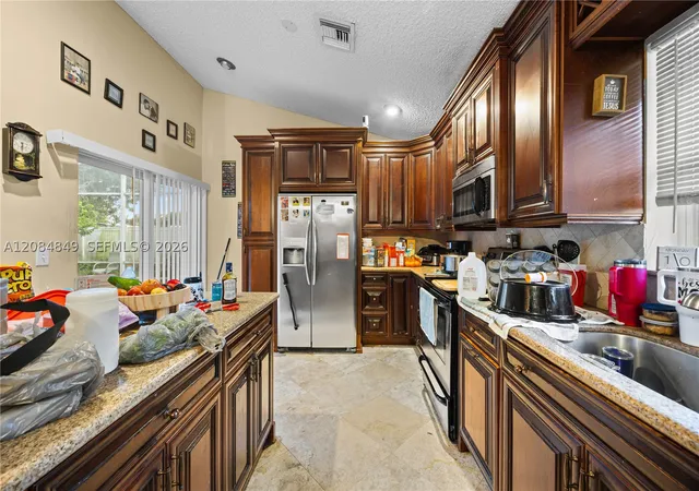 Photo 3 of Sale Pending at 1065 W Fairfax Cir, Boynton Beach, FL 33436 | MLS# A12084849 | Listing updated on 2026-09-10