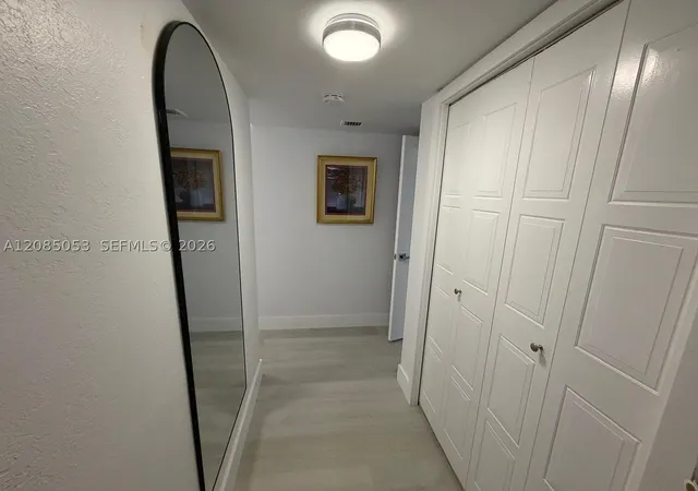 Listing Photo 4 - Condo for sale in building located at 331 Lakeview Dr, Fort Lauderdale, FL 33326 - Unit #101