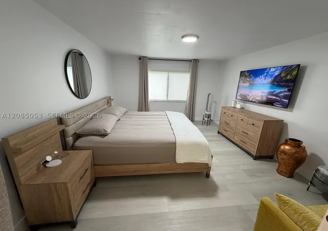 Listing Photo 5 - Condo for sale in building located at 331 Lakeview Dr, Fort Lauderdale, FL 33326 - Unit #101