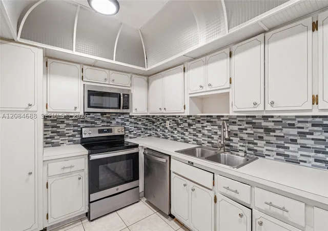 Photo 4 of Condo for sale at 5001 Collins Ave #5E, Miami Beach, FL 33140 | MLS# A12084688 | Listing updated on 2026-09-08