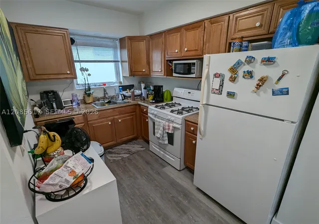 Listing Photo 5 - Condo for sale in building located at 158 Ocean Dr, Miami Beach, FL 33139 - Unit #203