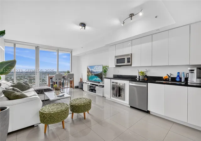 Photo 3 of Condo for sale at 92 Sw 3rd Street #4407, Miami, FL 33130 | MLS# A12085273 | Listing updated on 2026-09-15