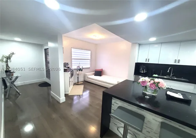 Listing Photo 4 - Condo for sale in building located at 1100 Sw 130Th Ave, Pembroke Pines, FL 33027 - Unit #112H