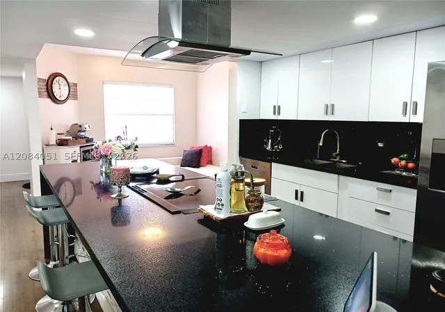 Listing Photo 5 - Condo for sale in building located at 1100 Sw 130Th Ave, Pembroke Pines, FL 33027 - Unit #112H