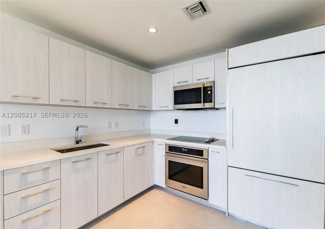 Photo 3 of Condo for sale at 45 SW 9th Street #3302, Miami, FL 33130 | MLS# A12085217 | Listing updated on 2026-09-10