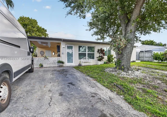 Photo 3 of Single family home for sale at 4351 Sw 22nd Street, Fort Lauderdale, FL 33317 | MLS# A12084937 | Listing updated on 2026-09-10