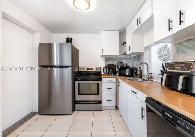 Listing Photo 4 - Condo for sale in building located at 319 Ne 14Th Ave, Hallandale Beach, FL 33009 - Unit #106