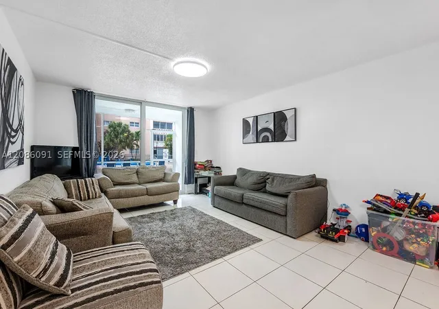 Listing Photo 5 - Condo for sale in building located at 319 Ne 14Th Ave, Hallandale Beach, FL 33009 - Unit #106