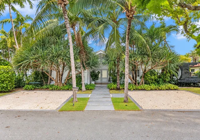 Photo 2 of Single family home for sale at 755 Curtiswood Dr, Key Biscayne, FL 33149 | MLS# A12085575 | Listing updated on 2026-09-18