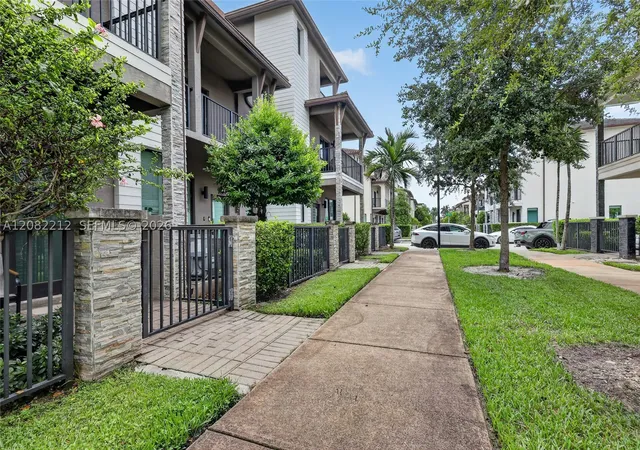 Photo 4 of Townhouse for sale at 4915 NW 83rd Path #4915, Doral, FL 33166 | MLS# A12082212 | Listing updated on 2026-09-10