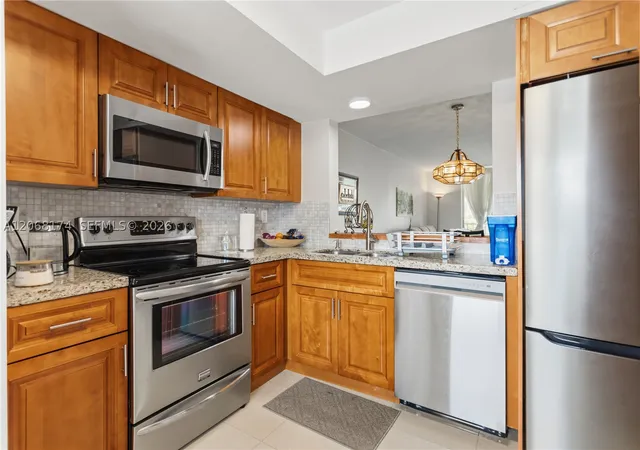 Listing Photo 5 - Condo for sale in building located at 7688 Nw 18Th St, Margate, FL 33063 - Unit #202