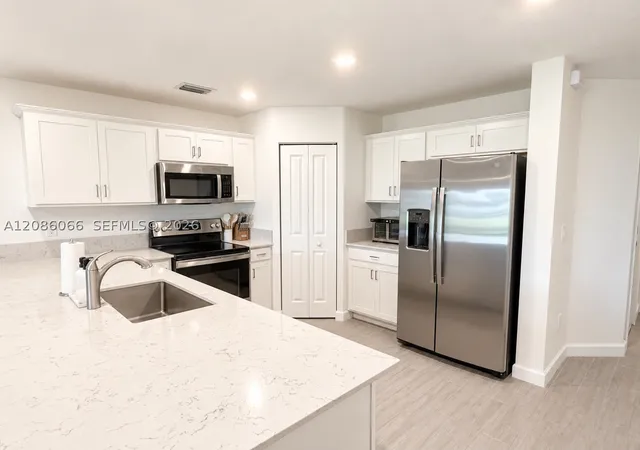 Photo 3 of Townhouse for sale at 5013 Woods Edge Cir, Riviera Beach, FL 33410 | MLS# A12086066 | Listing updated on 2026-09-11