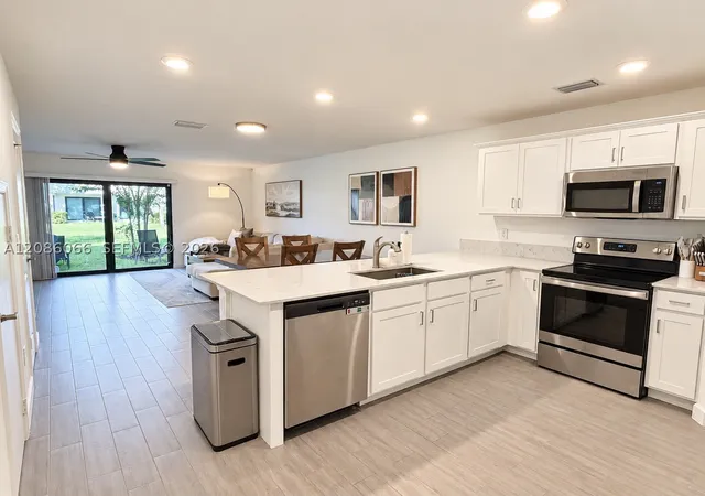 Photo 4 of Townhouse for sale at 5013 Woods Edge Cir, Riviera Beach, FL 33410 | MLS# A12086066 | Listing updated on 2026-09-11