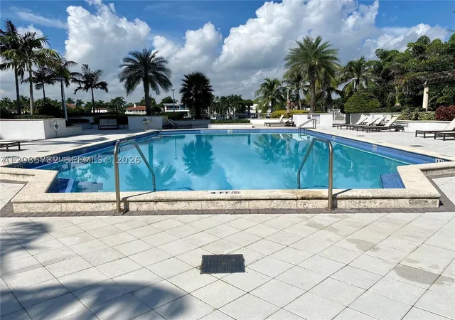 Listing Photo 4 - Condo for sale in building located at 5600 E Collins Ave, Miami Beach, FL 33140 - Unit #5B