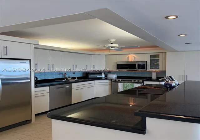 Listing Photo 5 - Condo for sale in building located at 7135 SE Collins Ave, Miami Beach, FL 33141 - Unit #1806