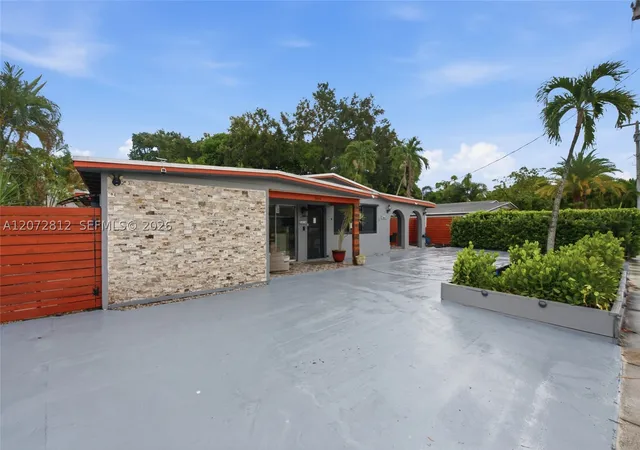 Photo 3 of Sale Pending at 2616 Ne 6th Avenue, Wilton Manors, FL 33334 | MLS# A12072812 | Listing updated on 2026-09-17