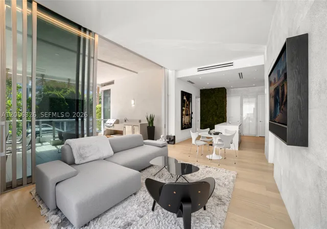 Listing Photo 4 - Condo for sale in building located at 304 Ocean Dr, Miami Beach, FL 33139 - Unit #102