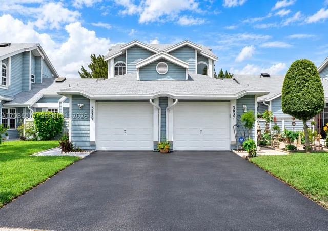 Townhouse for sale at 3839 Island Clb Cir, Lake Worth, FL 33462 | MLS# A12086577