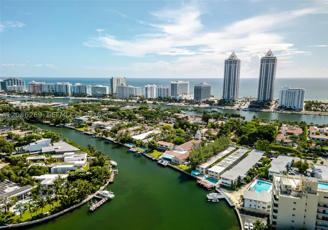 Listing Photo 4 - Condo for sale in building located at 4740 Pine Tree Dr, Miami Beach, FL 33140 - Unit #20