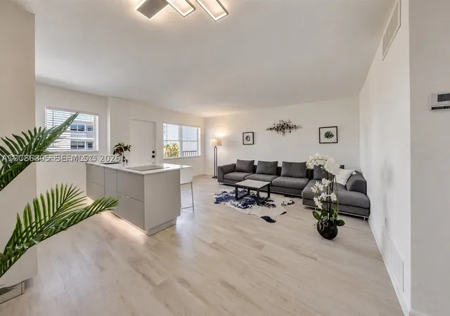 Listing Photo 4 - Condo for sale in building located at 1720 Jefferson St, Hollywood, FL 33020 - Unit #511