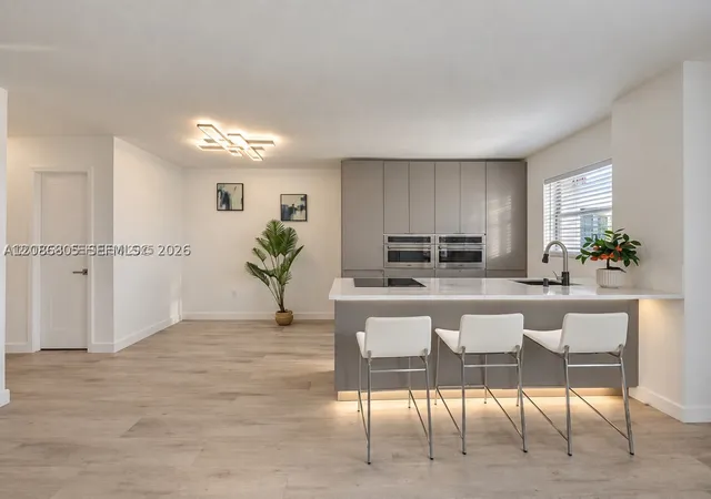 Listing Photo 5 - Condo for sale in building located at 1720 Jefferson St, Hollywood, FL 33020 - Unit #511