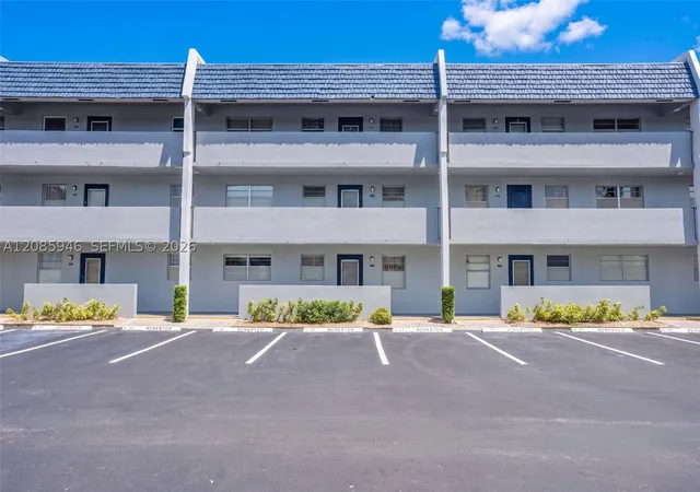 Listing Photo 2 - Condo for sale in building located at 7807 Golf Cir Dr, Margate, FL 33063 - Unit #104