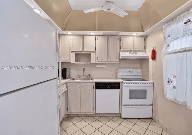 Listing Photo 5 - Condo for sale in building located at 7807 Golf Cir Dr, Margate, FL 33063 - Unit #104