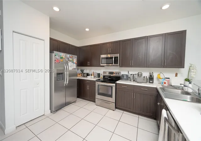 Photo 4 of Townhouse for sale at 1231 SE 27th Terrace, Homestead, FL 33035 | MLS# A12087014 | Listing updated on 2026-09-11