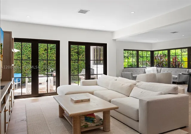 Photo 4 of Sale Pending at 6609 Maynada St, Coral Gables, FL 33146 | MLS# A12086944 | Listing updated on 2026-09-10