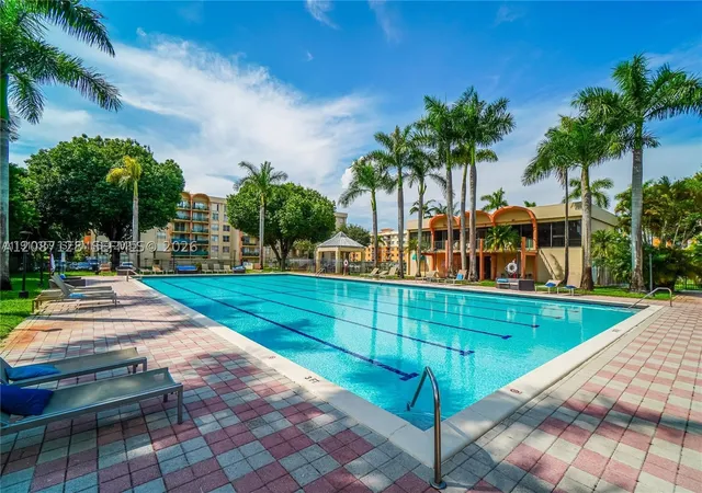 Listing Photo 4 - Condo for sale in The Fountains at Fontainebleau located at 9310 Fontainebleau Blvd, Miami, FL 33172 - Unit #606