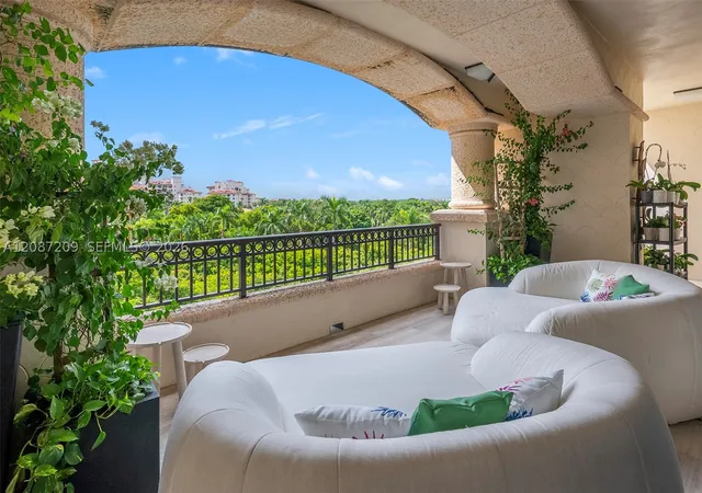 Listing Photo 4 - Condo for sale in building located at 7052 Fisher Island Dr, Fisher Island, FL 33109 - Unit #7052