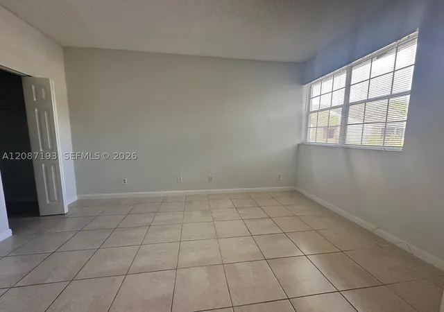 Listing Photo 5 - Condo for sale in building located at 631 Cypress Lake Blvd, Deerfield Beach, FL 33064 - Unit #H17