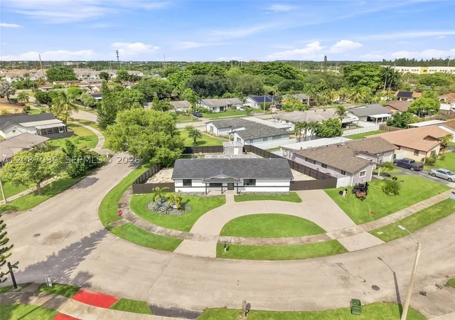 Photo 3 of Single family home for sale at 1707 S Curlew Ln, Homestead, FL 33035 | MLS# A12087039 | Listing updated on 2026-09-11